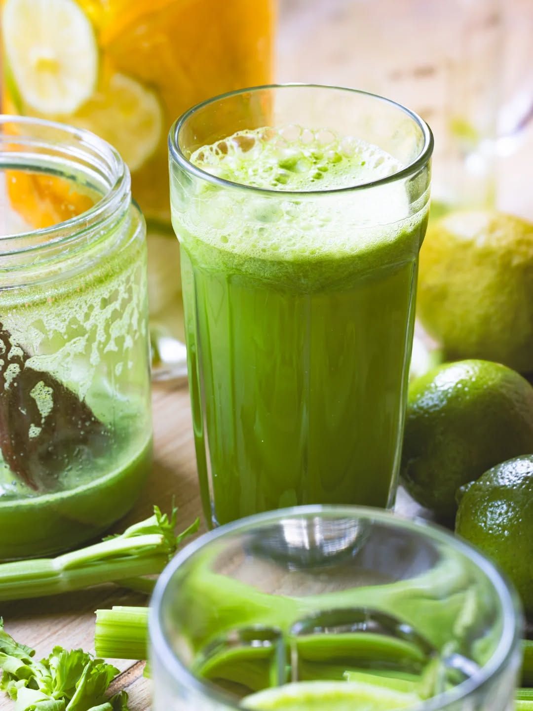 💚 JUGO VERDE DE PEPINO, APIO, LIMÓN Y AGUA DE KÉFIR 💚 Hoy os traigo un delicioso y refrescante jugo verde que tiene como protagonista a uno de los reyes del verano, el pepino 🥒✨ Esta receta se prepara con licuadora, por lo que para aquellos que no la utilicéis os publicaré también otra receta de este tipo elaborada con la batidora 😘 El pepino es muy versátil en la cocina estival y nos puede servir en muchas preparaciones menos calóricas, hidratantes (contiene un 95,7 % de agua, BEDCA), nutritivas y muy adecuadas para esta época del año, en la que necesitamos la mayor hidratación posible. En ese sentido es importante destacar que los alimentos también nos aportan agua 💧🧬🌵El pepino, el cual es una hortaliza que corresponde al grupo de los frutos y pertenece a la familia del calabacín, la Cucurbitaceae (Gil A. Tratado de Nutrición: Tomo III), aporta gran cantidad de potasio y en menor medida vitamina B9, así que el combo con el apio es fantástico, ya que contiene también vitamina B9 y refuerza muchísimo el aporte de este nutriente 💪🏻 Además, he añadido a este jugo agua de kéfir de limón de la marca ecológica @bionsan_sccl 💚 que le aporta un extra de probióticos a esta bebida y un sabor espectacular 🤤🌞🦠🧬🏜️📸🧜🏻‍♀️🪷🧘🏻‍♀️💋
INGREDIENTES ⏬⏬
✔️ 1 pepino holandés 🥒
✔️ 2 ramas de apio
✔️ 1 limón 🍋 
✔️ 160 ml agua de kéfir 
PREPARACIÓN 😃📝
💚 Simplemente pasar las hortalizas lavadas y troceadas por la licuadora junto con el limón pelado. Después le añadimos el agua de kéfir bien fresquita y a disfrutar de un zumo vibrante y estival 🌻✨🌵❤️‍🔥🤗

#cleaneating #cucumber #greenjuice #foodphotographyً #moodforfood 
Pure hydration, deeply rooted, softly alive ✨🪵
