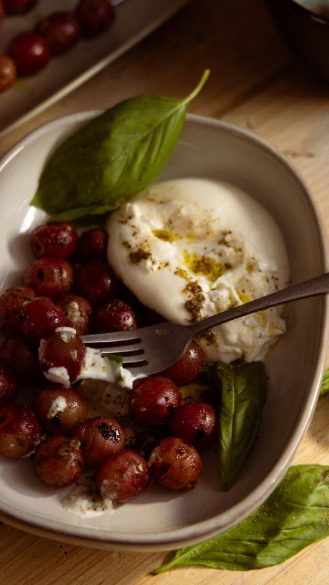 🍇 UVAS TINTAS A LA PARRILLA CON BURRATA ALBAHACA Y ZA'ATAR 🍇 Esta receta de Yotam Ottolenghi es absolutamente irresistible 🤤 Es un plato de temporada que ya se ha convertido en uno de mis favoritos para este otoño, es nutritivo, reconfortante, sabroso y dulce a la vez 💋 Os lo recomiendo muchísimo, tiene una alta concentración antioxidante y aporta el placer de cuidarte en un bocado gourmet, ya sabéis que la albahaca es una hierba aromática muy digestiva y el za'atar es una increíble mezcla de especias de Oriente Medio que queda impecable combinado con AOVE 💚 Esta receta se prepara en un momento, las brochetas de vegetales y frutas son encantadoras a la parrilla ❤️‍🔥 El queso burrata aporta un 20 % de grasa y un 13 % de proteína, su contenido en sodio es bajo comparado con otros quesos 😘 Os pongo los ingredientes ⏬⏬
✔️ 250 g uvas tintas
✔️ Queso burrata 
✔️ Albahaca fresca
Para el aliño
✔️ AOVE
✔️ ZA'ATAR 
✔️ Sal en escamas (opcional)
✔️ Ajo machacado 
✔️ Vinagre de Módena en spray 
✔️ Pimienta recién molida 

#uva #grapes #saludable #autumn #cityofthetribes 

Walk the cobblestones past midnight, and you'll hear a melody older than the tides waiting to be named 🍂🪵🍃