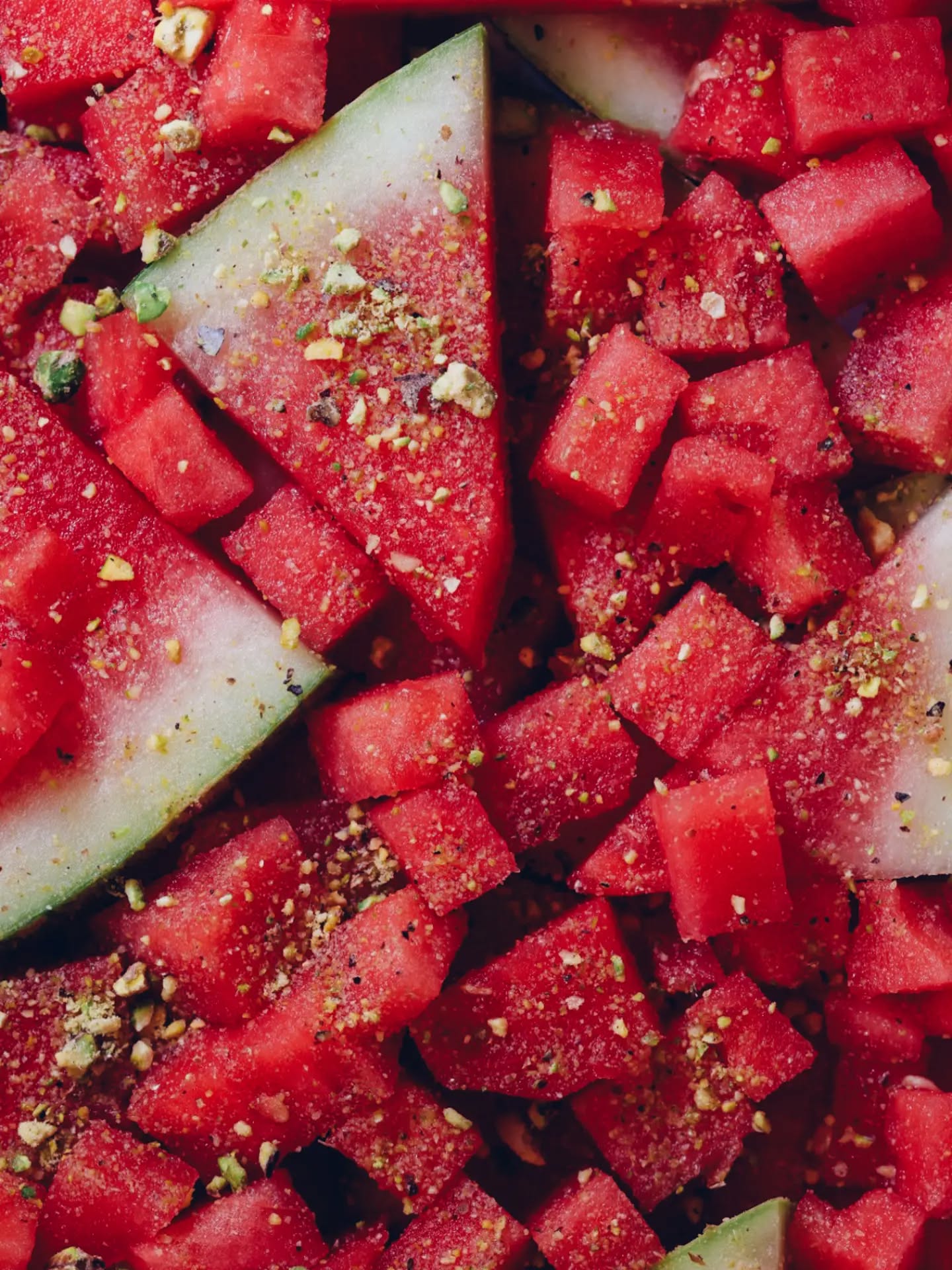🍉 LA SANDÍA Y SU LICOPENO 🍉 Combinar sandía y pistachos no es solo un acierto de sabor, textura e hidratación, sino también de bioquímica nutricional 🧬 Esta agradable sinergia se produce por el contenido en licopeno de la sandía, que es la única fruta de consumo habitual que lo contiene, y la grasa de los pistachos. El pomelo también lo aporta (deben tener precaución con el pomelo personas que tomen ciertos medicamentos, consultad siempre 😘) El licopeno es un antioxidante que pertenece al grupo de los carotenoides, aunque no tiene actividad de provitamina A (Gil A. Tratado de Nutrición: Tomo III), como por ejemplo la zanahoria o la calabaza. Las investigaciones sobre el licopeno destacan su efecto sobre la salud celular y su protección frente a enfermedades cardiovasculares, entre otros beneficios ❤️‍🔥Al ser lipofílico requiere de grasa para su correcto transporte y absorción, ahí es donde el pistacho entra en acción y sirve de vía nutricional para obtener estos beneficios en la salud 😃 A mí me gusta picarlos o molerlos, también podéis cambiarlo por vuestros frutos secos favoritos 🤤 También recordaros que la sandía aunque tiene un índice glucémico alto, su carga glucémica es baja si tomamos una cantidad moderada 💋💯🧬📝🧜🏻‍♀️🧘🏻‍♀️🌞🌻🌵🌅

ISO 100 | 100 mm | F9 📸

The Emerald Isle is Closer ✨🪵

#watermelon #pistachio #cleaneating #lookforward #foodphotographyً