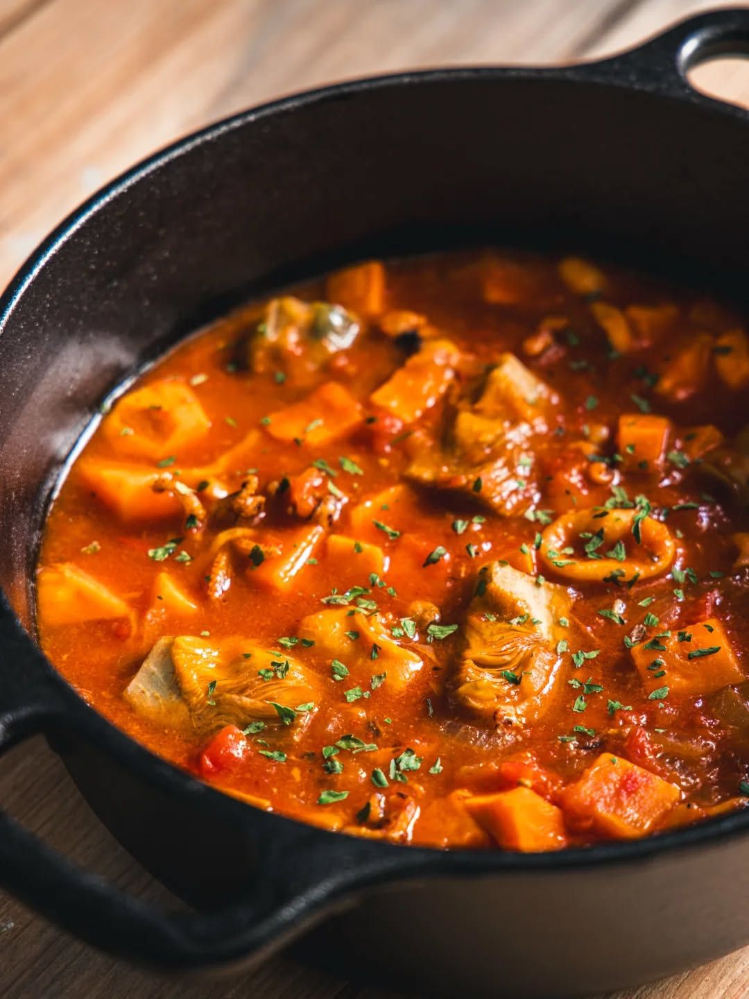 🥬 SOPA DE ALCACHOFAS CON BONIATO Y CALAMAR 🥬 La alcachofa, originaria de la región mediterránea, es una hortaliza muy apreciada en el sur de Europa. Pertenece a la parte comestible de la planta correspondiente a la inflorescencia y posee un bajo aporte energético, por lo que es muy recomendada para elaborar platos ligeros, pero con un sabor delicioso 🤤💚 Asimismo, la alcachofa destaca por su elevado contenido en fibra, el mayor de todas las hortalizas ( Gil A. Tratado de Nutricion: Tomo III), la cual está compuesta por inulina, que tiene efecto prebiótico (inmunomodulador gracias a la microbiota) en el organismo 😘💪🏻 Esta sopa la he estado probando en las últimas semanas y me ha parecido una extraordinaria receta, ya que es altamente nutritiva y reconfortante 💆🏻‍♀️📸🍲🧬
INGREDIENTES (para 1 persona aprox.) ⏬⏬
✔️ 200 g alcachofa
✔️ 30 g cebolla blanca 
✔️ 150 g tomates troceado en lata o natural 
✔️ 150 g calamar congelado 
✔️ 70 g boniato 
✔️ 1-2 cucharadas AOVE
✔️ 3 g perejil 
✔️ Pimienta negra recién molida 
✔️ 1 cucharadita cúrcuma 
✔️ Caldo vegetal 
PREPARACIÓN 🌞📝
🥬 En una cazuela no muy grande pochamos la cebolla picadita durante unos minutos. Después agregamos el tomate junto con las especias.
🥬 Lo mezclamos muy bien y lo cocinamos unos 5 minutos. Después, agregamos las alcachofas cortadas en cuartos, el boniato en daditos y el caldo a nuestro gusto.
🥬 Cuando empiece a hervir, bajamos el fuego y agregamos el calamar descongelado. Lo tapamos y lo cocinamos hasta que esté a nuestro gusto, lo ideal es que el boniato no se pase y los trocitos se vean enteros 😘💖

#artichoke #artichokesoup #comfortfood #cleaneating #guthealthyfood 

Look closer. True depth is rarely found on the surface 🪵🌱