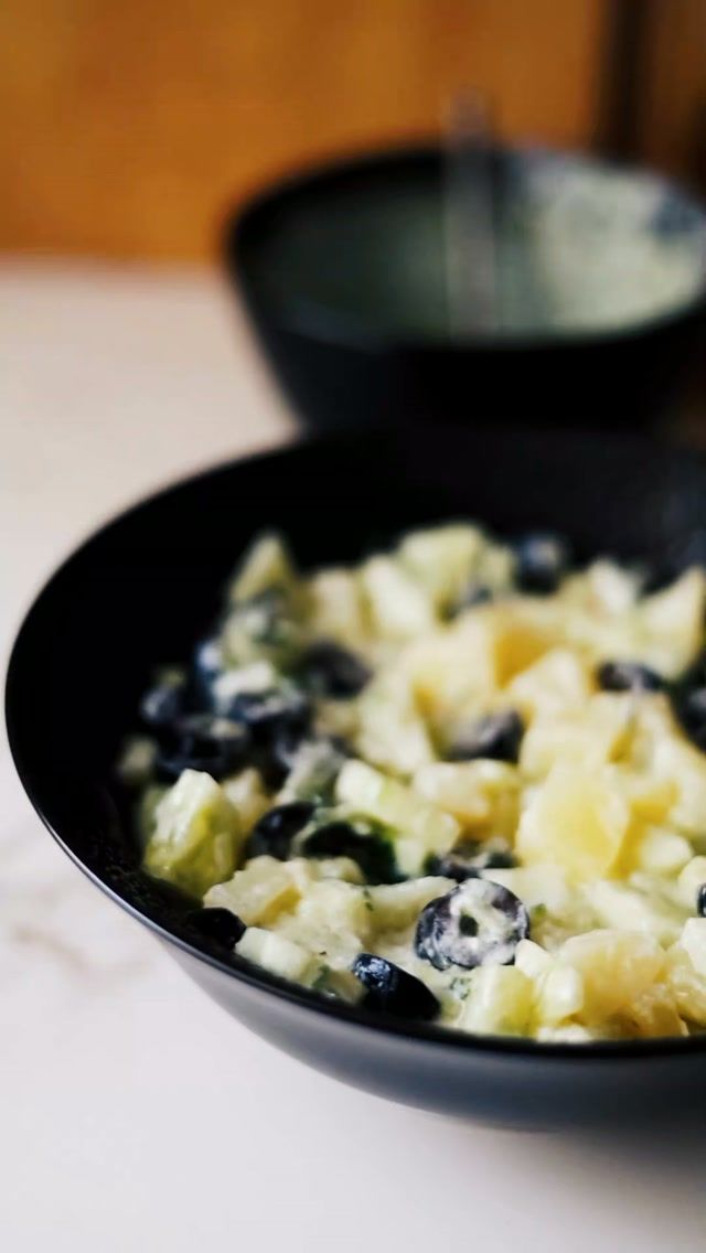 🥔 TATZIKI DE PATATA CON PEPINO Y ACEITUNAS NEGRAS 🥔 Si hay algo que me apasiona en la cocina es la funcionalidad de cada receta y lo que nos puede aportar nutricionalmente en un contexto concreto 🧬 Con ese fin, quiero recomendaros hoy este Tzatziki de patata, con yogur, pepino y aceitunas negras, que está caracterizado por su efecto PREBIÓTICO, ya que su ingrediente principal debe enfriarse mínimo 12 horas en la nevera, lo que modificará la estructura del almidón de la patata (a temperatura ambiente también se va modificando) 💚 Ese cambio lo convertirá en almidón resistente (de tipo 3) y nos aportará beneficios para la microbiota, el sistema inmune y también tendrá menos impacto glucémico 😘 Además, esta ensalada resulta muy fresca, natural y con un sabor vibrante 🤤🌞🥗💯💪🏻🌻🤲🏻🧘🏻‍♀️🧜🏻‍♀️📸🌵
INGREDIENTES 📝😃
✔️ 200 g patata hervida y enfriada 12-24 h en la nevera
✔️ 200 g pepino 🥒
✔️ 120 g yogur natural 
✔️ El zumo de 1 limón 🍋 
✔️ 1 diente de ajo picado
✔️ AOVE
✔️ 40 g aceitunas negras sin hueso 
✔️ Eneldo
✔️ Pimienta recién molida
✔️ Sal (opcional)
De estos ingredientes, utilizaremos para la salsa (el tzatziki) yogur, limón, AOVE, 1/2 pepino rallado y las especias ❤️‍🔥💋

See you in the kitchen!! ❌⭕❌⭕🙋🏻‍♀️

#tzatziki
#prebiotico #naturalfood #cleaneating #comfortfood