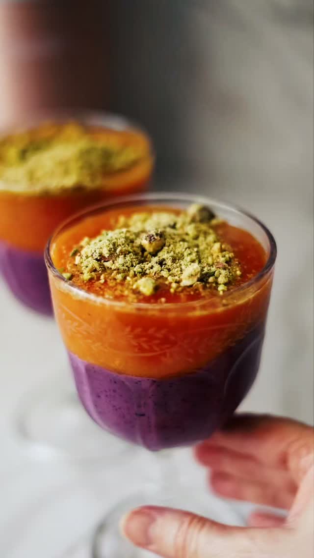 🫐 SMOOTHIE PROTEICO Y ANTIOXIDANTE CON ARÁNDANOS, PAPAYA, MANGO, LIMÓN Y CÚRCUMA 🫐 Sé que es un poco tarde this night, pero no podía esperar a mañana para compartir este delicioso y nutritivo batido proteico y antioxidante con el que completar vuestros desayunos saludables, meriendas o postres veraniegos 💋🌞 En él vais a encontrar proteínas, potentes antioxidantes para vuestra salud celular, vitaminas, grasas saludables y la sinergia de la cúrcuma con la pimienta 🧡 Buenísimo para deportistas por su alto contenido en nutrientes 💪🧠🧬 Os pongo los ingredientes por capas, luego lo podéis mezclar, tiene un sabor vibrante y te llena de energía positiva 🥰🙃
INGREDIENTES ⤵️⤵️
Capa naranja 🧡
✔ 1/2 papaya
✔ 1 mango
✔ 1 cucharadita cúrcuma 
✔ Pimienta recién molida 
✔ El zumo de 1/2 limón 
Capa morada
✔ 1/2 bolsa arándanos congelados 
✔ 250 g queso fresco batido 0 %
Capa final
✔ Pistachos naturales molidos

See you in the kitchen ❌⭕❌⭕

Consultas y WhatsApp 640 587 914 👩🏻‍🔬

#smoothie #batido #cleaneating #frozenfood #canonr8