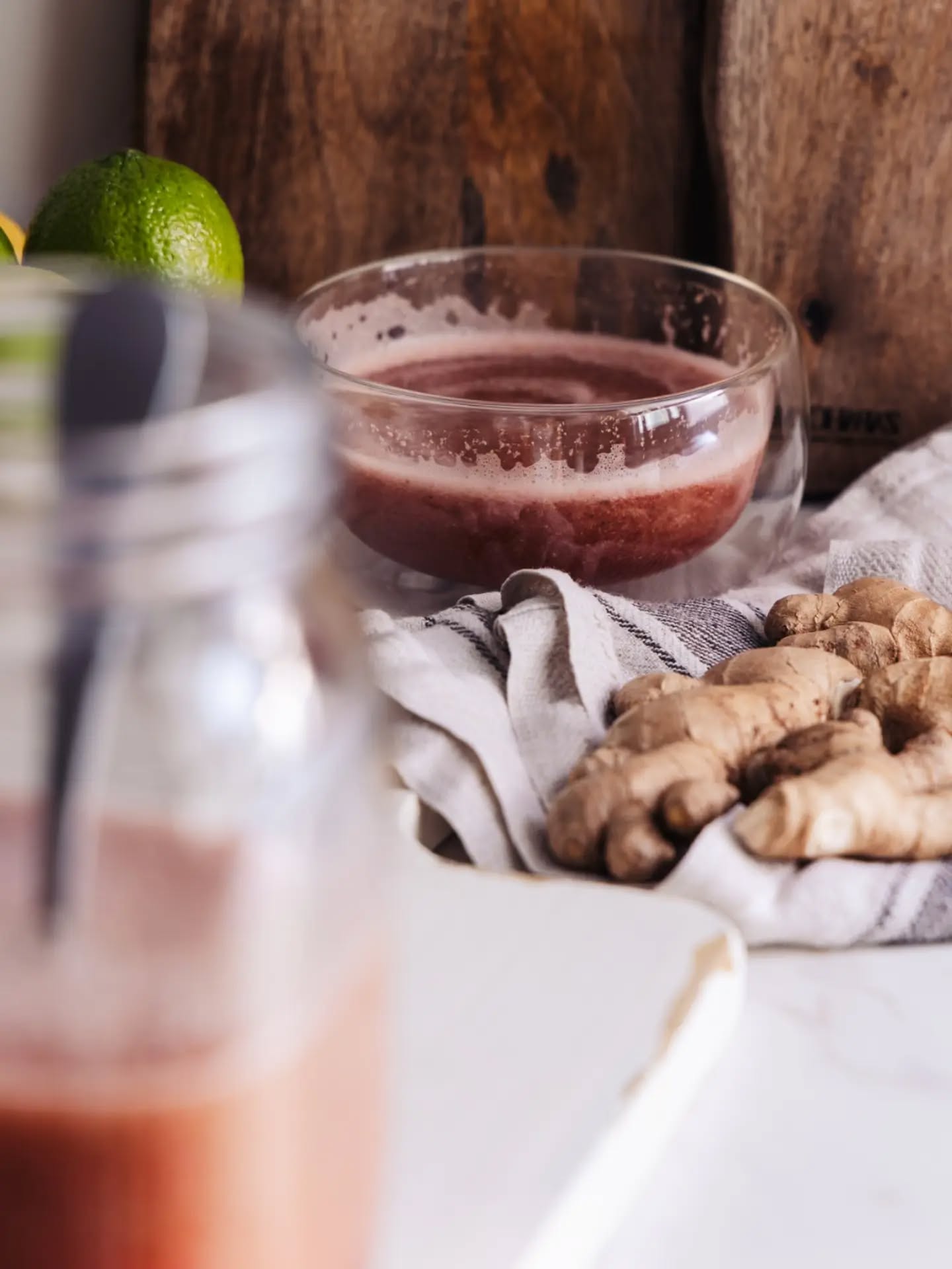 🫚 SMOOTHIE DE SANDÍA Y JENGIBRE CON BRÓCOLI Y MELÓN PARA TU SALUD CELULAR 🫚 Hola!! 🙋🏻‍♀️ Este Smoothie veraniego y refrescante es una potente bebida antioxidante con la que contribuir a tu salud celular 🧬 Aunque esta combinación de ingredientes resulte poco habitual por la presencia del brócoli en crudo, os puedo asegurar que tiene un sabor absolutamente delicioso y también contribuye de forma importante a la hidratación de nuestro cuerpo, ya que la sandía y el melón contienen mucha agua 💦 Como podéis ver el color de este batido es muy peculiar y único, es el resultado de la mezcla de los pigmentos antioxidantes de la sandía y el brócoli 😍🍉🥦 La sandía es una gran aportadora de licopeno, un potente antioxidante que contiene también el tomate en grandes cantidades 🍅✨ (Gil A. Tratado de Nutrición: Tomo III) Y el jengibre posee gran evidencia de su efecto antiinflamatorio 💪🏻🌞🫚 Os pongo las cantidades de Smoothie para unas dos personas, el brócoli lo podéis echar rallado, previamente, y recomiendo utilizar para este tipo de batidos un blender que sea muy potente, así queda mucho más delicioso 😘🫠🧘🏻‍♀️🧬📸🌸🌾🌵🌴🌻🌅🧜🏻‍♀️💚
INGREDIENTES ⏬⏬
✔️ Un puñado ramilletes brócoli rallados
✔️ 1/4 sandía 
✔️ 1/4 melón 
✔️ 15 g jengibre fresco rallado 

See you in the kitchen!! 🙋🏻‍♀️💋❤️‍🔥❌⭕❌⭕

#smoothie #smoothierecipes #eatclean #antioxidantes #canonphotography