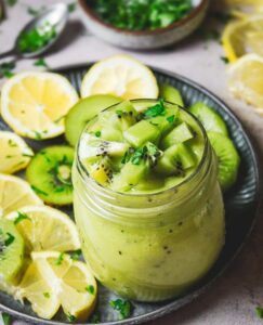 Smoothie de kiwi con aguacate, limón y perejil
