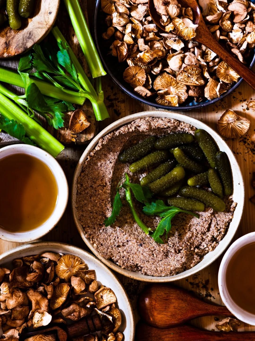 🍄‍🟫 PATÉ BÚLGARO DE SETAS Y NUECES CON CREMA AGRIA CASERA 🍄‍🟫 Hola!! 🙋🏻‍♀️Hoy os traigo una joya culinaria que se elabora con setas deshidratadas, champiñones y crema agria 😍 Es una idea fantástica para aprovechar ahora en verano las setas deshidratadas que tengáis guardadas o las que hayáis podido recoger en primavera, como estas preciosas senderuelas, que suelen salir en los prados y que he tenido la suerte de disfrutar en la elaboración de esta receta típica del este de Europa 🌍 Para elevar este plato he preparado crema agria casera, que como sabéis es un alimento fermentado que le aporta ese toque sutilmente ácido, también hace al paté más palatable por su contenido en grasa 🧬🤤 Ya sabéis que los alimentos deshidratados son unos grandes aliados para elaborar recetas, ya que conservan muchas de sus propiedades 😘🫠 
INGREDIENTES ⏬⏬
✔️ 20 g setas silvestres deshidratadas 
✔️ 1 cebolla no muy grande 
✔️ 200 g champiñones 🍄‍🟫
✔️ 1 cucharadita tomillo 🌿
✔️ 3-4 cucharadas crema agria casera (podéis pedirme la receta por mensaje directo) 🤗
✔️ 90 g nueces
✔️ 1 diente de ajo 
✔️ 2 cucharadas AOVE
✔️ Sal y pimienta al gusto 
PREPARACIÓN 😃📝
🍄‍🟫 Primero, hidratamos las setas en agua hirviendo. Después, las escurrimos y las picamos finamente. Guardamos el agua de remojo.
🍄‍🟫 En una sartén pochamos la cebolla picadita con una pizca de sal. A continuación, agregamos los champis picados gruesos y el tomillo y lo cocinamos durante 8-10 minutos. Después, salpimentamos y ponemos la crema agria.
🍄‍🟫 En un procesador de alimentos batimos el contenido de la sartén junto con las nueces y el ajo picados y le damos una textura homogénea. Agregamos agua de remojo si es preciso y ya estará listo para disfrutar. Servir junto con encurtidos o con crudités de zanahoria o apio 💚✨📸🌞🏜️🥕🦠🧬🌵🪷🧜🏻‍♀️🧘🏻‍♀️❤️‍🔥💋

#foodstyling #fotografiagastronomica #cleaneating #setassilvestres #canonphotography 

Where the forest meets the flame ❤️‍🔥🪵