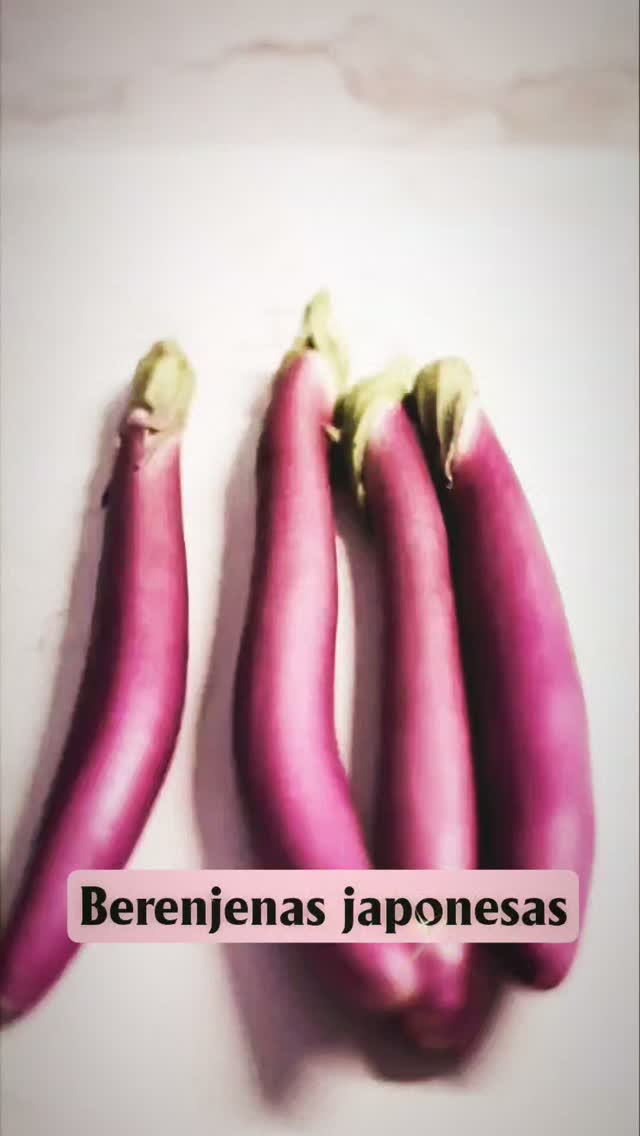 🍆 BERENJENAS JAPONESAS AL VAPOR CON SALSA ASIÁTICA 🍆 ¡Hola! 🙋🏻‍♀️ Empiezo la semana retomando los vídeos y compartiendo con vosotros una receta espectacular y deliciosa que he estado probando en los últimos días 🤤😍 Es una preparación muy sencilla que pone en valor la cocina al vapor, con ella podemos descubrir que las hortalizas cocinadas de esta forma pueden resultar exquisitas y contribuir muchísimo al cuidado de nuestra salud 💚 La salsa asiática lleva aceite de sésamo, el cual posee un perfil lipídico muy interesante para tomarlo en crudo en este tipo de salsas, no os puedo expresar con palabras lo rica que está, tendréis que probarla 😘😎 Os pongo los ingredientes exactos de la salsa, las berenjenas deben estar en un vapor medio unos 7-8 minutos 🙌
INGREDIENTES ⤵️⤵️
✔ 4 berenjenas japonesas
✔ Semillas de sésamo 
Para la salsa 😃
✔ 2 cucharadas salsa de soja
✔ 1 cucharada aceite de sésamo, yo esta vez lo he puesto tostado, pero lo podéis poner en crudo perfectamente
✔ 1 cucharada Mirin 
✔ 1 cucharada vinagre de arroz 
✔ 1 cucharadita sirope de arce

See you in the kitchen ❌⭕❌⭕

#videorecipe #eggplant #cocinaalvapor #cleaneating #healthy