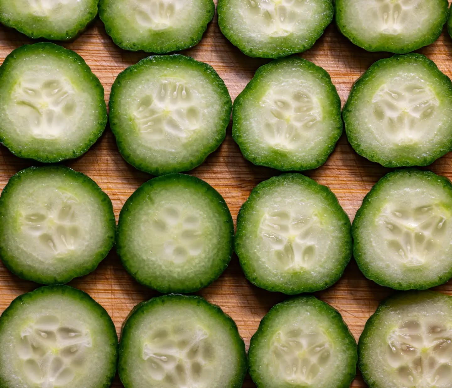 🥒 BENEFICIOS DEL PEPINO 🥒 El pepino es una hortaliza veraniega con un valor energético bajísimo pero que aporta una gran hidratación al organismo, por lo que es perfecto para incluirlo en un montón de recetas en fresco en esta época del año tan calurosa 😅🌅🌞 Su relación sodio/potasio favorece el equilibrio osmótico, ejerciendo un efecto diurético natural 😍 Aunque no es una bomba de micronutrientes, podemos destacar también su contenido en vitamina B9 y su capacidad antioxidante en forma de polifenoles, este último dato se refiere al pepino sin piel, lo cual es muy útil para las personas a las que les resulte indigesto tomarlo con la piel 😘🧬 Como sabéis, el pepino pertenece al grupo de los frutos y lo podemos incluir en muchísimas recetas saludables como smoothies (batidos), sopas y cremas frías, ensaladas, crudités con humus caseros, rallado como guarnición, pickles caseros (fermentados)... 🤤❤️‍🔥 Si queréis que libere menos cantidad de agua para elaborar algunas recetas podéis quitarle la zona central de las semillas antes de cortarlo. Cocinando con amor!! 💚😃🧜🏻‍♀️🥒📸🌾🌸🌻🌴🌵🫠🧘🏻‍♀️

#cucumber #macrophotography #hortalizas #canonphotography #cleaneating 

Stay fluid. Summer is clear ❌⭕❌⭕🙋🏻‍♀️